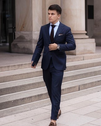 Dunkelbraune Strick Krawatte kombinieren – 135 Herren Outfits: Kombinieren Sie einen dunkelblauen Anzug mit einer dunkelbraunen Strick Krawatte, um vor Klasse und Perfektion zu strotzen. Fühlen Sie sich ideenreich? Wählen Sie dunkelbraunen Wildleder Slipper.