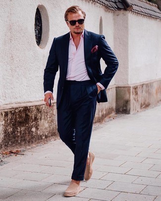 Rosa Businesshemd kombinieren – 257 Sommer Herren Outfits: Paaren Sie ein rosa Businesshemd mit einem dunkelblauen Anzug für einen stilvollen, eleganten Look. Suchen Sie nach leichtem Schuhwerk? Wählen Sie beige Wildleder Slipper für den Tag. Ein schönes Sommer-Outfit.