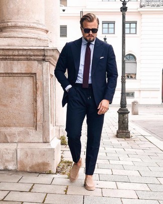 Hellbeige Slipper kombinieren – 500+ Herren Outfits: Paaren Sie einen dunkelblauen Anzug mit einem hellblauen vertikal gestreiften Businesshemd für einen stilvollen, eleganten Look. Vervollständigen Sie Ihr Look mit hellbeige Slippern.