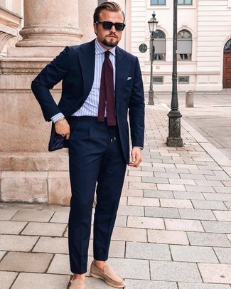 Silbernes Armband kombinieren – 500+ Elegante Herren Outfits: Kombinieren Sie einen dunkelblauen Anzug mit einem silbernen Armband, um mühelos alles zu meistern, was auch immer der Tag bringen mag. Wählen Sie beige Wildleder Slipper, um Ihr Modebewusstsein zu zeigen.