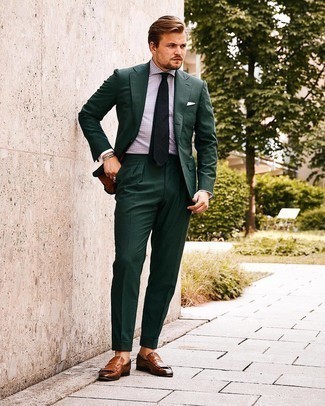 30 Jährige: Schwarze Krawatte kombinieren – 500+ Herren Outfits warm Wetter: Kombinieren Sie einen dunkelgrünen Anzug mit einer schwarzen Krawatte für eine klassischen und verfeinerte Silhouette. Wenn Sie nicht durch und durch formal auftreten möchten, entscheiden Sie sich für braunen Leder Slipper mit Fransen.