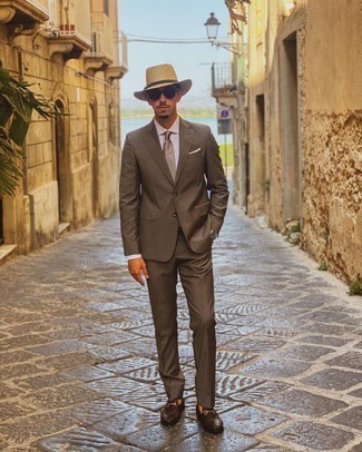 Silberne Uhr kombinieren – 500+ Elegante Herren Outfits warm Wetter: Kombinieren Sie einen braunen Anzug mit einer silbernen Uhr für einen bequemen Alltags-Look. Heben Sie dieses Ensemble mit dunkelbraunen Leder Slippern hervor.