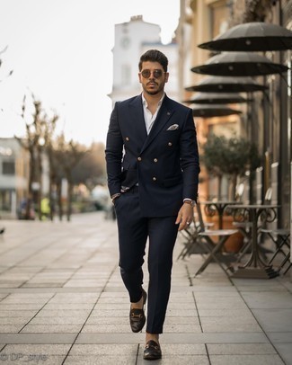 30 Jährige: Braune Lederuhr kombinieren – 500+ Elegante Herren Outfits warm Wetter: Vereinigen Sie einen dunkelblauen Anzug mit einer braunen Lederuhr für ein bequemes Outfit, das außerdem gut zusammen passt. Heben Sie dieses Ensemble mit dunkelbraunen Leder Slippern hervor.