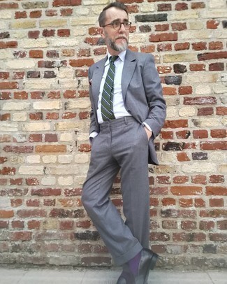 Dunkelgrüne horizontal gestreifte Krawatte kombinieren – 151 Herren Outfits: Entscheiden Sie sich für einen grauen Anzug und eine dunkelgrüne horizontal gestreifte Krawatte für einen stilvollen, eleganten Look. Machen Sie diese Aufmachung leger mit schwarzen Leder Slippern.