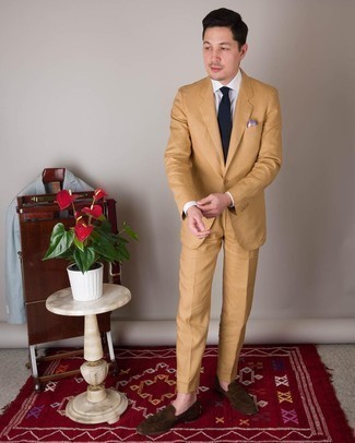 Gelben Anzug kombinieren – 24 Herren Outfits: Kombinieren Sie einen gelben Anzug mit einem weißen Businesshemd für einen stilvollen, eleganten Look. Wenn Sie nicht durch und durch formal auftreten möchten, komplettieren Sie Ihr Outfit mit dunkelbraunen Wildleder Slippern.