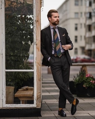 Mehrfarbige horizontal gestreifte Krawatte kombinieren – 122 Herren Outfits: Paaren Sie einen dunkelgrauen Anzug mit einer mehrfarbigen horizontal gestreiften Krawatte für eine klassischen und verfeinerte Silhouette. Fühlen Sie sich mutig? Vervollständigen Sie Ihr Outfit mit schwarzen Leder Slippern.