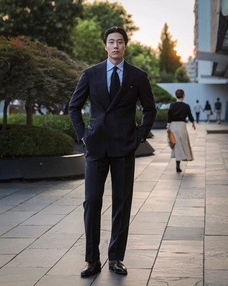 30 Jährige: Schwarze Krawatte kombinieren – 500+ Elegante Herren Outfits: Entscheiden Sie sich für einen dunkelblauen vertikal gestreiften Anzug und eine schwarze Krawatte für eine klassischen und verfeinerte Silhouette. Schwarze Leder Slipper leihen Originalität zu einem klassischen Look.