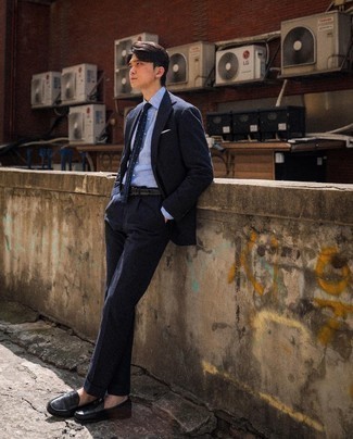 Wie hellblaues Businesshemd mit schwarzer Leder Slipper zu kombinieren – 142 Elegante Herren Outfits warm Wetter: Kombinieren Sie ein hellblaues Businesshemd mit einem dunkelblauen Anzug, um vor Klasse und Perfektion zu strotzen. Schwarze Leder Slipper verleihen einem klassischen Look eine neue Dimension.
