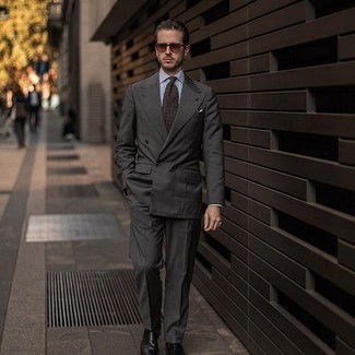 Dunkelgrauen Anzug kombinieren – 500+ Sommer Herren Outfits: Kombinieren Sie einen dunkelgrauen Anzug mit einem weißen und dunkelblauen vertikal gestreiften Businesshemd für einen stilvollen, eleganten Look. Komplettieren Sie Ihr Outfit mit schwarzen Leder Slippern. So ist der Look vollkommen sommertauglich.