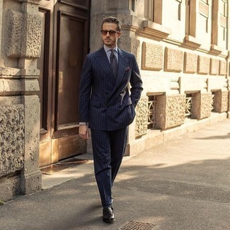 Braunes Einstecktuch kombinieren – 763+ Herren Outfits: Kombinieren Sie einen dunkelblauen vertikal gestreiften Anzug mit einem braunen Einstecktuch, um mühelos alles zu meistern, was auch immer der Tag bringen mag. Schwarze Leder Slipper bringen Eleganz zu einem ansonsten schlichten Look.