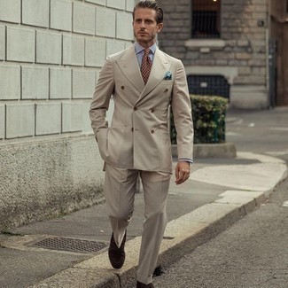 Hellbeige Anzug kombinieren – 500+ Elegante Herren Outfits: Kombinieren Sie einen hellbeige Anzug mit einem weißen und dunkelblauen vertikal gestreiften Businesshemd, um vor Klasse und Perfektion zu strotzen. Dunkelbraune Wildleder Slipper sind eine großartige Wahl, um dieses Outfit zu vervollständigen.