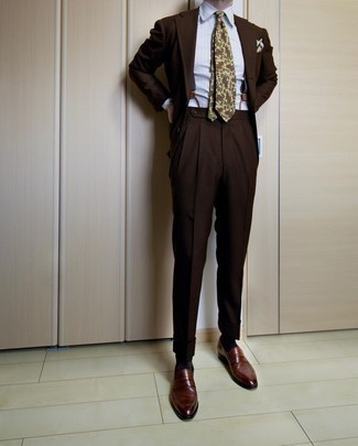 Hosenträger kombinieren – 416 Herren Outfits: Vereinigen Sie einen dunkelbraunen Anzug mit einem Hosenträger für ein bequemes Outfit, das außerdem gut zusammen passt. Machen Sie Ihr Outfit mit dunkelbraunen Leder Slippern eleganter.