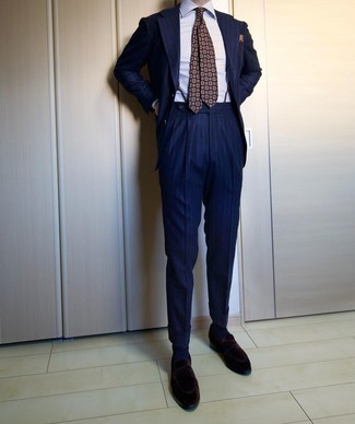 Dunkelblauen vertikal gestreiften Anzug kombinieren – 500+ Herren Outfits: Paaren Sie einen dunkelblauen vertikal gestreiften Anzug mit einem hellvioletten vertikal gestreiften Businesshemd für einen stilvollen, eleganten Look. Ergänzen Sie Ihr Look mit dunkelbraunen Samt Slippern.