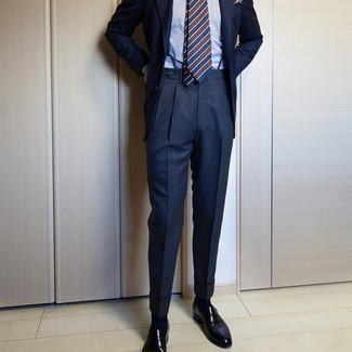 Braunes Einstecktuch kombinieren – 763+ Herren Outfits: Die Paarung aus einem dunkelblauen Anzug und einem braunen Einstecktuch ist eine komfortable Wahl, um Besorgungen in der Stadt zu erledigen. Schwarze Leder Slipper bringen Eleganz zu einem ansonsten schlichten Look.