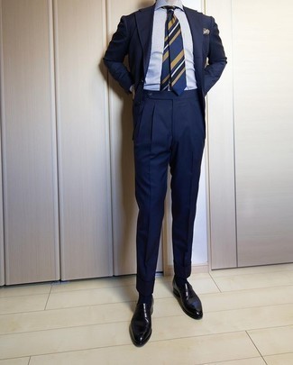 Dunkelblaue horizontal gestreifte Krawatte kombinieren – 500+ Herren Outfits: Kombinieren Sie einen dunkelblauen Anzug mit einer dunkelblauen horizontal gestreiften Krawatte für eine klassischen und verfeinerte Silhouette. Suchen Sie nach leichtem Schuhwerk? Komplettieren Sie Ihr Outfit mit schwarzen Leder Slippern für den Tag.