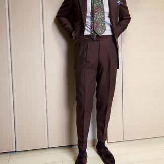 dunkelbrauner Anzug, weißes vertikal gestreiftes Businesshemd, dunkelbraune Samt Slipper, mehrfarbige Krawatte mit Paisley-Muster für Herren