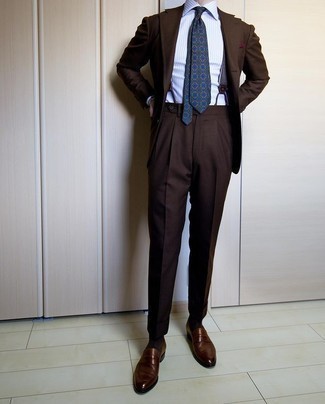 Welche Anzüge mit dunkelbrauner Slipper zu tragen – 500+ Herren Outfits: Vereinigen Sie einen Anzug mit einem hellblauen vertikal gestreiften Businesshemd für einen stilvollen, eleganten Look. Dunkelbraune Slipper sind eine kluge Wahl, um dieses Outfit zu vervollständigen.