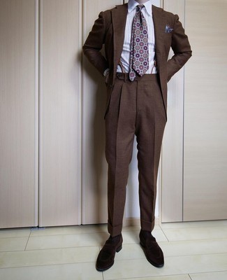 30 Jährige: Welche Businesshemden mit dunkelbraunen Anzuges zu tragen – 464 Elegante Herren Outfits warm Wetter: Kombinieren Sie einen dunkelbraunen Anzug mit einem Businesshemd für eine klassischen und verfeinerte Silhouette. Fühlen Sie sich mutig? Wählen Sie dunkelbraunen Samt Slipper.