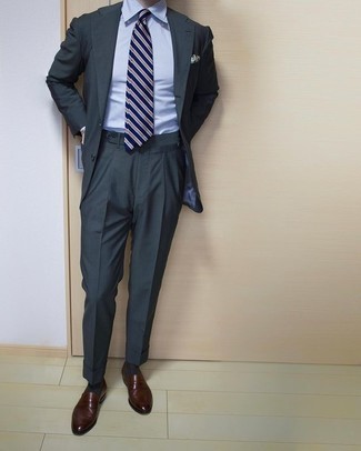 Welche Anzüge mit dunkelbrauner Slipper zu tragen – 500+ Herren Outfits: Kombinieren Sie einen Anzug mit einem hellblauen vertikal gestreiften Businesshemd für einen stilvollen, eleganten Look. Komplettieren Sie Ihr Outfit mit dunkelbraunen Slippern.