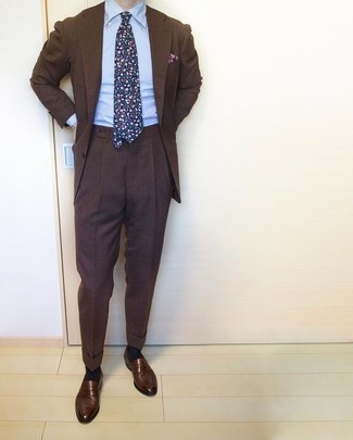 Herren Outfits 2021: Etwas Einfaches wie die Wahl von einem dunkelbraunen Anzug und einem hellblauen vertikal gestreiften Businesshemd kann Sie von der Menge abheben. Komplettieren Sie Ihr Outfit mit dunkelbraunen Leder Slippern.
