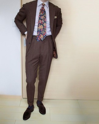 Dunkelblaue Krawatte mit Blumenmuster kombinieren – 88 Herren Outfits: Vereinigen Sie einen dunkelbraunen Anzug mit einer dunkelblauen Krawatte mit Blumenmuster für einen stilvollen, eleganten Look. Fühlen Sie sich ideenreich? Vervollständigen Sie Ihr Outfit mit dunkelbraunen Samt Slippern.