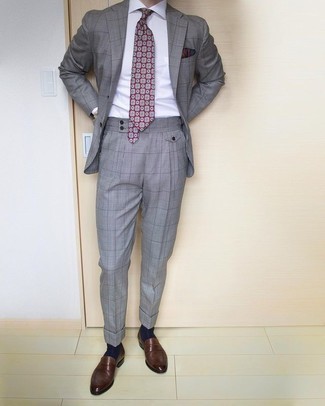30 Jährige: Rote und dunkelblaue bedruckte Krawatte kombinieren – 156 Herren Outfits warm Wetter: Entscheiden Sie sich für einen klassischen Stil in einem grauen Anzug mit Schottenmuster und einer roten und dunkelblauen bedruckten Krawatte. Wenn Sie nicht durch und durch formal auftreten möchten, entscheiden Sie sich für dunkelbraunen Leder Slipper.