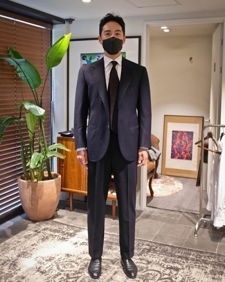 Schwarze Socken kombinieren – 500+ Elegante Herren Outfits: Kombinieren Sie einen dunkelblauen Anzug mit schwarzen Socken für ein Alltagsoutfit, das Charakter und Persönlichkeit ausstrahlt. Fügen Sie schwarzen Leder Slipper für ein unmittelbares Style-Upgrade zu Ihrem Look hinzu.