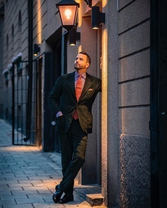 Schwarze Business Schuhe kombinieren – 500+ Elegante Herren Outfits warm Wetter: Kombinieren Sie einen dunkelgrünen Anzug mit einem weißen und dunkelblauen vertikal gestreiften Businesshemd für einen stilvollen, eleganten Look. Fühlen Sie sich ideenreich? Vervollständigen Sie Ihr Outfit mit schwarzen Business Schuhen.