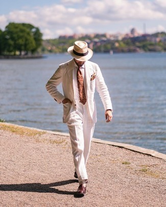 30 Jährige: Braune bedruckte Krawatte kombinieren – 116 Sommer Herren Outfits: Kombinieren Sie einen weißen Leinen Anzug mit einer braunen bedruckten Krawatte, um vor Klasse und Perfektion zu strotzen. Wenn Sie nicht durch und durch formal auftreten möchten, entscheiden Sie sich für dunkelroten Leder Slipper. Das Outfit ist einfach Sommer pur.