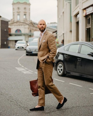 Braunen Anzug kombinieren – 972+ Herren Outfits: Etwas Einfaches wie die Wahl von einem braunen Anzug und einem weißen Businesshemd kann Sie von der Menge abheben. Suchen Sie nach leichtem Schuhwerk? Vervollständigen Sie Ihr Outfit mit schwarzen Samt Slippern für den Tag.
