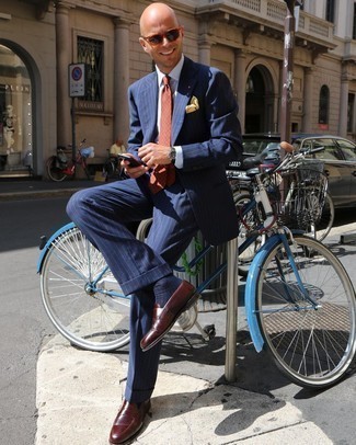 Gelbgrünes Einstecktuch kombinieren – 312 Elegante Herren Outfits: Kombinieren Sie einen dunkelblauen vertikal gestreiften Anzug mit einem gelbgrünen Einstecktuch für einen bequemen Alltags-Look. Schalten Sie Ihren Kleidungsbestienmodus an und machen dunkelbraunen Leder Slipper zu Ihrer Schuhwerkwahl.