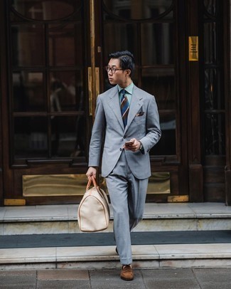 Herren Outfits 2021: Tragen Sie einen grauen Anzug und ein grünes vertikal gestreiftes Businesshemd für eine klassischen und verfeinerte Silhouette. Dieses Outfit passt hervorragend zusammen mit braunen Wildleder Slippern.