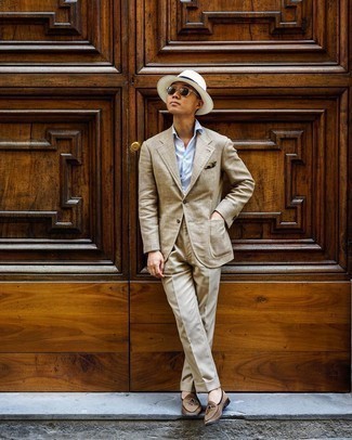 Rotbraune Wildleder Slipper kombinieren – 500+ Herren Outfits: Entscheiden Sie sich für einen klassischen Stil in einem beige Anzug und einem hellblauen Businesshemd. Fühlen Sie sich ideenreich? Entscheiden Sie sich für rotbraunen Wildleder Slipper.