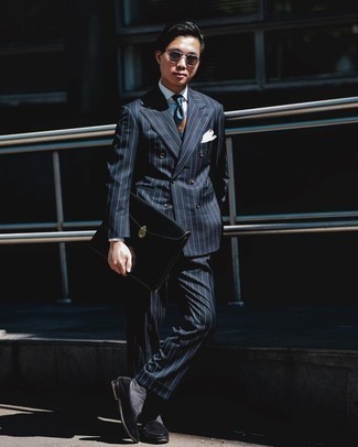 Vertikal gestreiften Anzug kombinieren – 500+ Herren Outfits: Kombinieren Sie einen vertikal gestreiften Anzug mit einem grauen vertikal gestreiften Businesshemd für einen stilvollen, eleganten Look. Schwarze Wildleder Slipper sind eine ideale Wahl, um dieses Outfit zu vervollständigen.