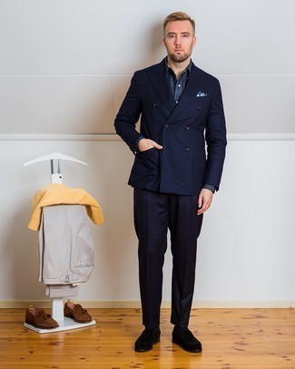 Einstecktuch kombinieren – 500+ Herren Outfits: Kombinieren Sie einen dunkelblauen Anzug mit einem Einstecktuch für ein großartiges Wochenend-Outfit. Fühlen Sie sich ideenreich? Entscheiden Sie sich für schwarzen Wildleder Slipper.