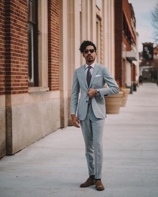 Dunkelgraue bedruckte Krawatte kombinieren – 61 Herren Outfits: Kombinieren Sie einen grauen Anzug mit einer dunkelgrauen bedruckten Krawatte für einen stilvollen, eleganten Look. Wenn Sie nicht durch und durch formal auftreten möchten, komplettieren Sie Ihr Outfit mit dunkelbraunen Wildleder Slippern.