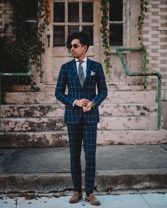 Graue Krawatte mit Paisley-Muster kombinieren – 16 Herren Outfits: Kombinieren Sie einen dunkelblauen Anzug mit Karomuster mit einer grauen Krawatte mit Paisley-Muster, um vor Klasse und Perfektion zu strotzen. Wenn Sie nicht durch und durch formal auftreten möchten, ergänzen Sie Ihr Outfit mit braunen Wildleder Slippern.