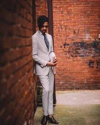 30 Jährige: Dunkelblaue Krawatte kombinieren – 310 Frühling Herren Outfits: Vereinigen Sie einen grauen Wollanzug mit Schottenmuster mit einer dunkelblauen Krawatte für einen stilvollen, eleganten Look. Fühlen Sie sich ideenreich? Wählen Sie dunkelbraunen Leder Slipper. Der Look ist mega für die Übergangszeit.