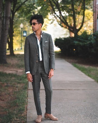 Dunkelgrauen Anzug kombinieren – 500+ Elegante Herren Outfits: Vereinigen Sie einen dunkelgrauen Anzug mit einem weißen und schwarzen vertikal gestreiften Businesshemd für einen stilvollen, eleganten Look. Ergänzen Sie Ihr Look mit beige Wildleder Slippern.