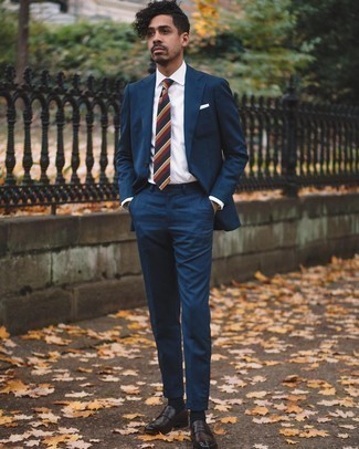 Weißes und blaues Einstecktuch kombinieren – 500+ Herren Outfits: Kombinieren Sie einen dunkelblauen Anzug mit einem weißen und blauen Einstecktuch für einen bequemen Alltags-Look. Fühlen Sie sich ideenreich? Wählen Sie dunkelbraunen Leder Slipper.