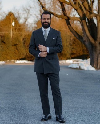 Dunkelgraues Einstecktuch kombinieren – 222 Elegante Herren Outfits: Entscheiden Sie sich für einen schwarzen vertikal gestreiften Anzug und ein dunkelgraues Einstecktuch für ein bequemes Outfit, das außerdem gut zusammen passt. Setzen Sie bei den Schuhen auf die klassische Variante mit schwarzen Leder Slippern.