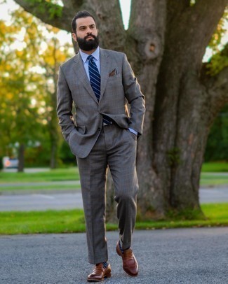 Braunen Anzug mit Schottenmuster kombinieren – 81 Herren Outfits: Vereinigen Sie einen braunen Anzug mit Schottenmuster mit einem hellblauen Businesshemd für eine klassischen und verfeinerte Silhouette. Braune Leder Slipper sind eine ideale Wahl, um dieses Outfit zu vervollständigen.