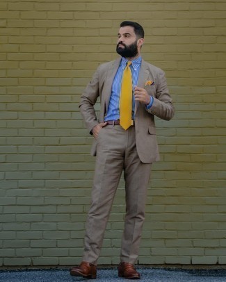 30 Jährige: Braunen Anzug kombinieren – 472 Sommer Herren Outfits: Entscheiden Sie sich für einen braunen Anzug und ein weißes und blaues vertikal gestreiftes Businesshemd für eine klassischen und verfeinerte Silhouette. Ergänzen Sie Ihr Look mit braunen Leder Slippern. Dieses Outfit könnte zu Ihren Lieblings-Sommer-Look werden!