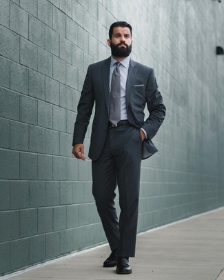 Schwarze Leder Slipper kombinieren – 500+ Elegante Herren Outfits warm Wetter: Paaren Sie einen dunkelgrauen Anzug mit einem weißen und schwarzen vertikal gestreiften Businesshemd für einen stilvollen, eleganten Look. Schwarze Leder Slipper sind eine gute Wahl, um dieses Outfit zu vervollständigen.