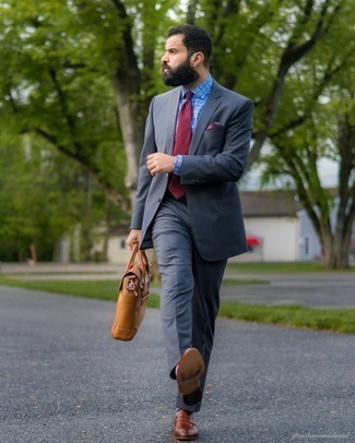 Dunkelrote Krawatte kombinieren – 500+ Herren Outfits: Entscheiden Sie sich für einen dunkelgrauen Anzug und eine dunkelrote Krawatte, um vor Klasse und Perfektion zu strotzen. Wenn Sie nicht durch und durch formal auftreten möchten, komplettieren Sie Ihr Outfit mit braunen Leder Slippern.