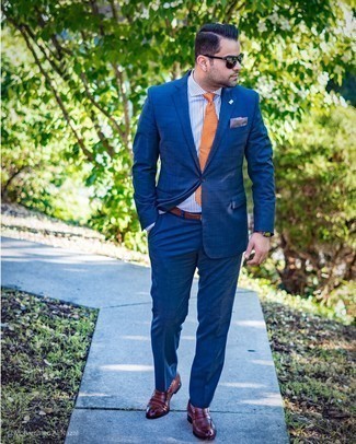 Orange bedruckte Krawatte kombinieren – 98 Elegante Herren Outfits: Tragen Sie einen dunkelblauen Anzug mit Karomuster und eine orange bedruckte Krawatte für eine klassischen und verfeinerte Silhouette. Fühlen Sie sich ideenreich? Entscheiden Sie sich für dunkelbraunen Leder Slipper.
