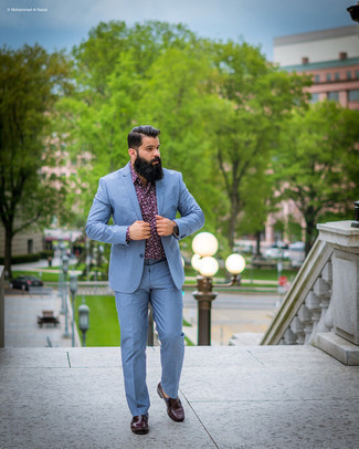 Hemd mit Blumenmuster kombinieren – 910+ Herren Outfits: Kombinieren Sie ein Hemd mit Blumenmuster mit einem hellblauen Anzug für einen stilvollen, eleganten Look. Machen Sie Ihr Outfit mit dunkelbraunen Leder Slippern eleganter.