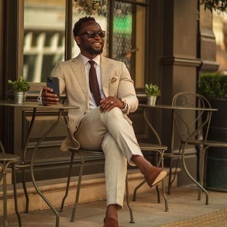 Hellbeige Anzug kombinieren – 500+ Herren Outfits: Erwägen Sie das Tragen von einem hellbeige Anzug und einem weißen Businesshemd für eine klassischen und verfeinerte Silhouette. Wenn Sie nicht durch und durch formal auftreten möchten, vervollständigen Sie Ihr Outfit mit braunen Wildleder Slippern.