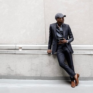 Braunen Ledergürtel kombinieren – 500+ Elegante Herren Outfits: Kombinieren Sie einen dunkelgrauen Anzug mit einem braunen Ledergürtel für ein sonntägliches Mittagessen mit Freunden. Fühlen Sie sich mutig? Komplettieren Sie Ihr Outfit mit braunen Wildleder Slippern.