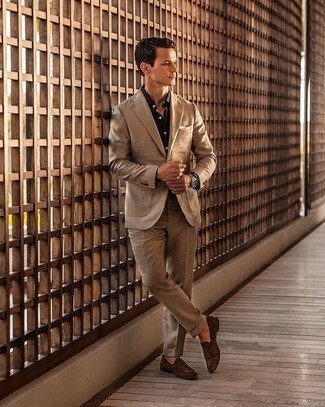 Silberne Uhr kombinieren – 500+ Elegante Herren Outfits: Erwägen Sie das Tragen von einem beige Anzug und einer silbernen Uhr für ein großartiges Wochenend-Outfit. Wählen Sie dunkelbraunen Wildleder Slipper, um Ihr Modebewusstsein zu zeigen.